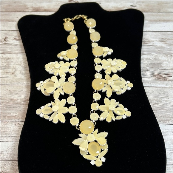 J.Crew Pale Cream Gold Tone Acrylic Cluster Fan Bib Style Statement Necklace - Picture 4 of 4